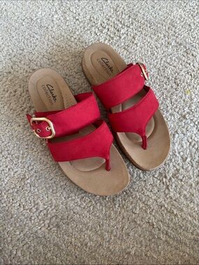 Clarks Red Reileigh Park Suede Buckle Thong Sandals Gold Accent Cherry Nubuck